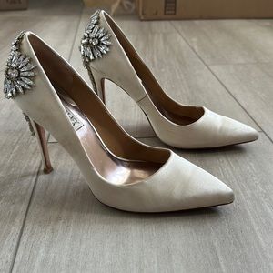 Badgley Mischka champagne satin bejeweled pump size 7.5